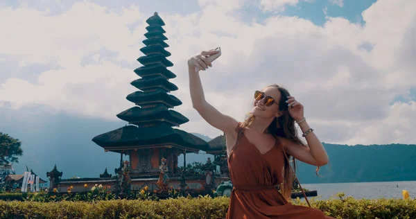 Genç kadın turist Ulun Danu Batur Tapınağı Endonezya, Bali Adası'nda. Manevi ve iyi bilinen bir yer. Yaşam biçimi, seyahat Fotoğrafçılık
