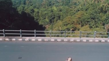 Hava dron görünümünü köprüde duran kız. Yağmur ormanları Kanyon ve Bali, Endonezya köprü görünümü 