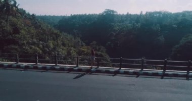 Hava dron görünümünü köprüde duran kız. Yağmur ormanları Kanyon ve Bali, Endonezya köprü görünümü 