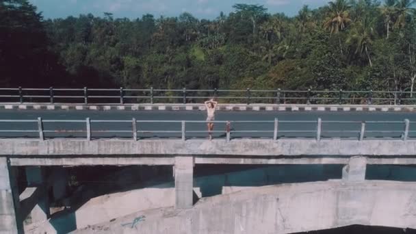 空中无人机视图的女孩站在桥上 印尼巴厘岛雨林峡谷与桥梁景观 — 图库视频影像