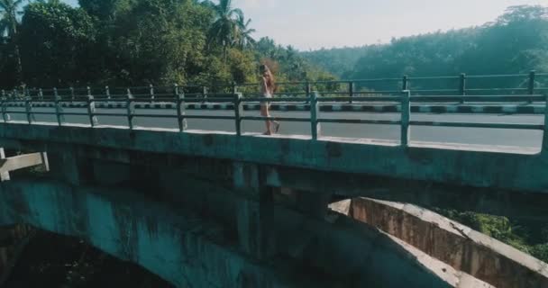 Légi Drone Nézet Lány Séta Hídon Esőerdő Canyon Hídra Bali — Stock videók