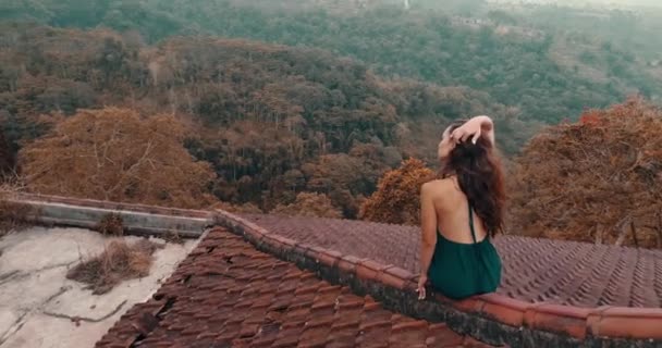 Hermosa Mujer Sentada Azotea Casa Roja Vista Aérea Del Dron — Vídeo de stock