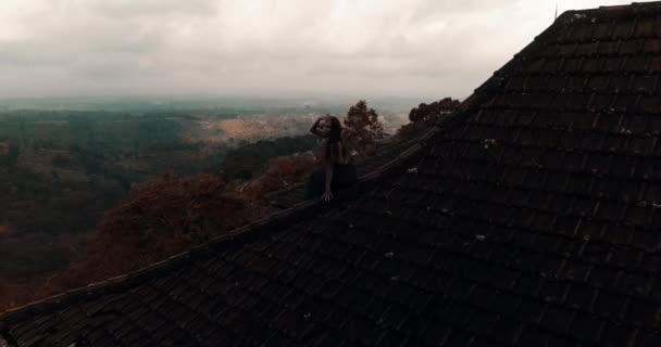 Krásná Žena Sedí Střeše Červeného Domu Letecké Dron Pohled Krásná — Stock video