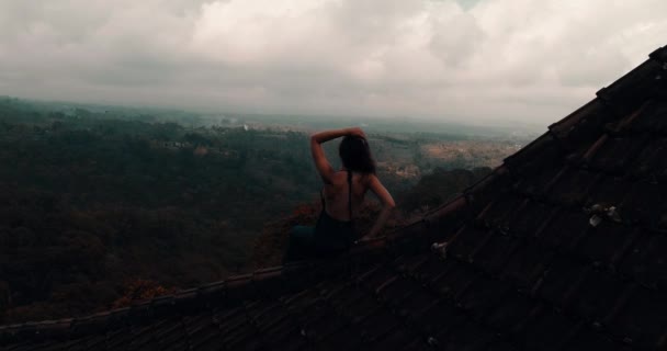 Красива Жінка Сидить Даху Червоного Будинку Повітряний Безпілотник Вид Красивої — стокове відео