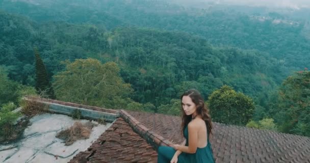 Hermosa Mujer Sentada Azotea Casa Roja Vista Aérea Del Dron — Vídeo de stock