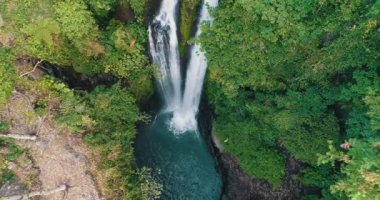 Güzel Aling Aling şelale içinde Kuzey Bali, Endonezya Hava dron görünümü