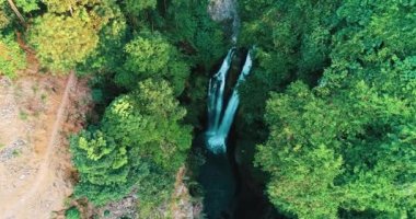 Güzel Aling Aling şelale içinde Kuzey Bali, Endonezya Hava dron görünümü