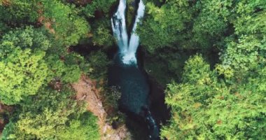 Güzel Aling Aling şelale içinde Kuzey Bali, Endonezya Hava dron görünümü