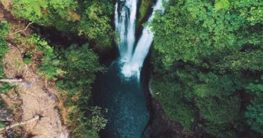 Güzel Aling Aling şelale içinde Kuzey Bali, Endonezya Hava dron görünümü