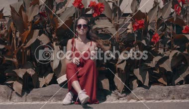 Genç kadın turist Adası Bali, Endonezya - video yavaş hareket üzerinde güzel bahçe Ulun Danu Batur tapınağında onu tatil sahiptir