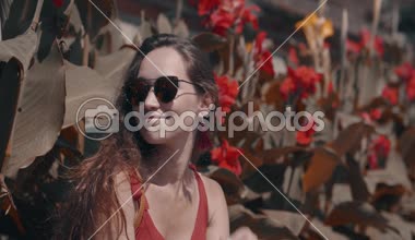 Güzel bahçe Ulun Danu Batur tapınak Adası Bali, Endonezya - video yavaş hareket üzerinde onu tatil portre portre genç kadın turist sahiptir