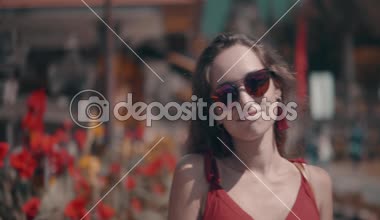 Portre portre genç kadın turist üzerinde Adası Bali, Endonezya - video ağır çekimde Ulun Danu Batur tapınağında onu tatil sahiptir