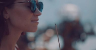 Portre portre genç kadın turist üzerinde Adası Bali, Endonezya - video ağır çekimde Ulun Danu Batur tapınağında onu tatil sahiptir