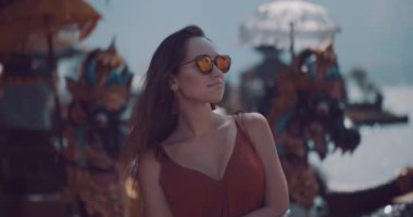 Portre portre genç kadın turist üzerinde Adası Bali, Endonezya - video ağır çekimde Ulun Danu Batur tapınağında onu tatil sahiptir