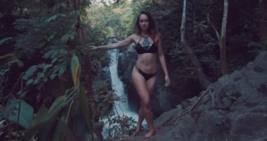 Aling-Aling şelale adanın Bali, Endonezya - video ağır çekimde ziyaret genç güzel Turizm