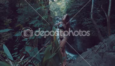 Aling-Aling şelale adanın Bali, Endonezya - video ağır çekimde ziyaret genç güzel Turizm