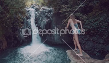 Kadın turist Bali Adası Aling-Aling şelaleye atlama / turist kadın atlama Kroya şelale adanın Bali, Endonezya - video yavaş hareket içine
