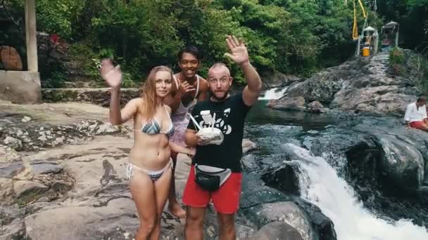 Video Taken Drone Happy People Tourists Standing Kroya Waterfall Tropical — Stock Video