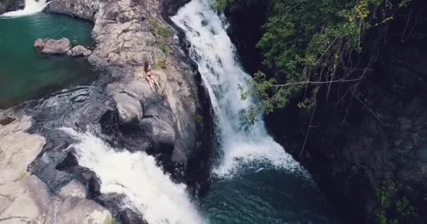 Widok Anteny Drone Młody Piękny Turysta Siedzi Pobliżu Wodospadu Kroya — Wideo stockowe