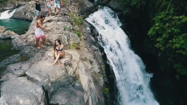 Jongeren Toeristen Plezier Buurt Van Waterval Van Kroya Van Het — Stockvideo