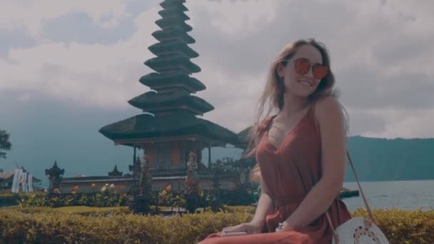 관광객 인도네시아 슬로우 모션에서 비디오에 Ulun Danu Batur 사원에 그녀의 — 비디오