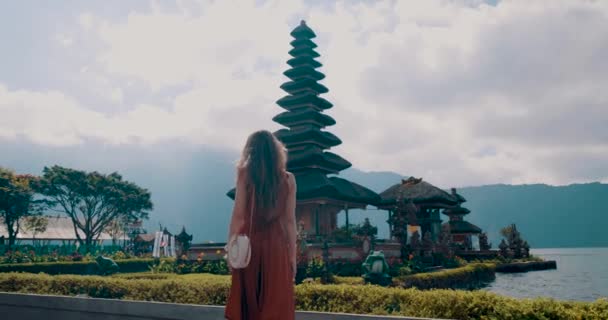 Молодая Туристка Наслаждается Отпуском Храме Улунь Дану Батур Острове Бали — стоковое видео