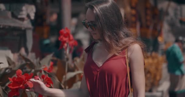 Jeune Touriste Profite Ses Vacances Dans Beau Jardin Temple Ulun — Video