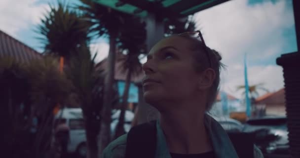 蓝天和热带棕榈树背景下的快乐女性游客特写肖像 — 图库视频影像
