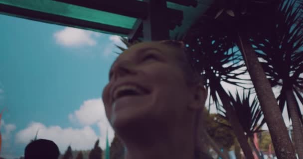 Closeup Retrato Mulher Feliz Turista Sobre Céu Azul Palmeiras Tropicais — Vídeo de Stock