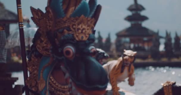 Dragon Stautes Bij Pura Ulun Danu Bratan Temple Bedugul Mountains — Stockvideo