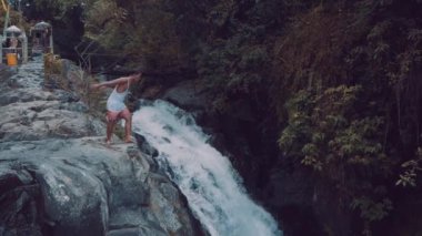 Bali Adası Aling-Aling şelaleye atlama man / Kroya şelale adanın Bali, Endonezya - video yavaş hareket içine atlama Man