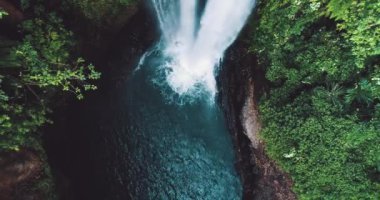 Güzel Aling Aling şelale içinde Kuzey Bali, Endonezya Hava dron görünümü