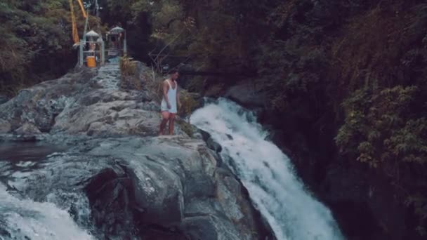 Hombre Saltando Cascada Aling Aling Isla Bali Hombre Saltando Cascada — Vídeos de Stock