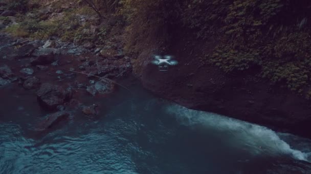 在丛林中飞行的无人机 无人驾驶飞机在瀑布附近的热带丛林雨林中飞行的镜头 — 图库视频影像