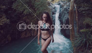 Aling-Aling şelale adanın Bali, Endonezya - video ağır çekimde ziyaret genç güzel Turizm