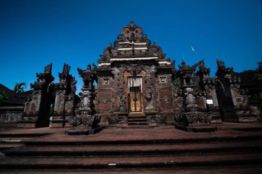Güzel Pura Ulun Danu Bratan tapınağın Bali, Endonezya mavi gökyüzü arka plan üzerinde ana giriş