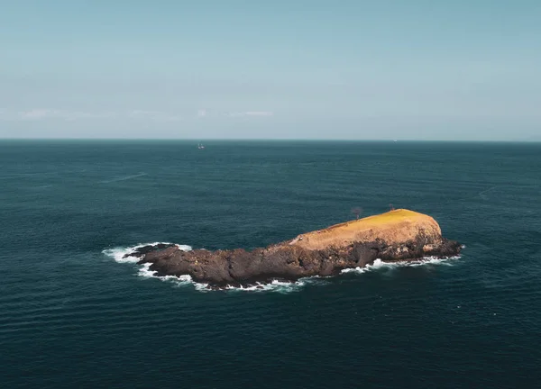 小さな島の空撮 ブキット種 熱帯の新たな観光名所から島のインドネシア バリ島します — ストック写真