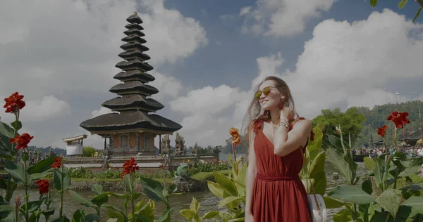 Młodych Kobiet Turystycznych Ulun Danu Batur Świątyni Indonezji Wyspie Bali — Zdjęcie stockowe