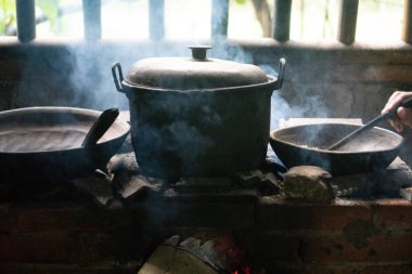 Fry kahve çekirdekleri Bali, Endonezya geleneksel süreci