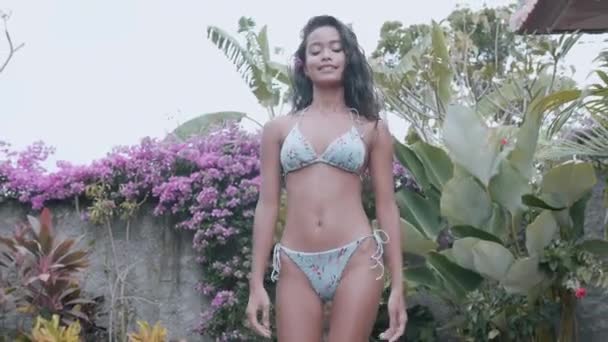Piękna Sexy Pani Bikini Relaksujący Pobliżu Basenu Portret Moda Model — Wideo stockowe