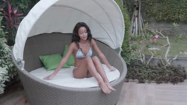 Linda Senhora Sexy Biquíni Relaxante Perto Piscina Retrato Moda Modelo — Vídeo de Stock