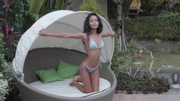 Szép Szexi Hölgy Bikiniben Pózol Medence Közelében Kint Divat Modell — Stock videók