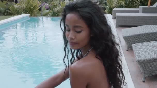 Hermosa Señora Sexy Bikini Relajante Cerca Piscina Retrato Modelo Moda — Vídeo de stock