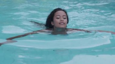 Güzel seksi Bayan Bikini Yüzme havuzunda poz. Moda modeli kız açık havada portresi. Güzellik kadını çekici beden mayo ile