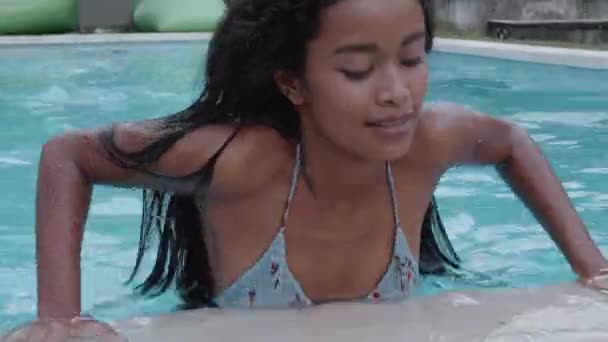 スイミング プールでポージング ビキニで美しいセクシーな女性 ファッションのモデルの少女屋外の肖像画 水着で魅力的なボディを持つ美容女性 — ストック動画