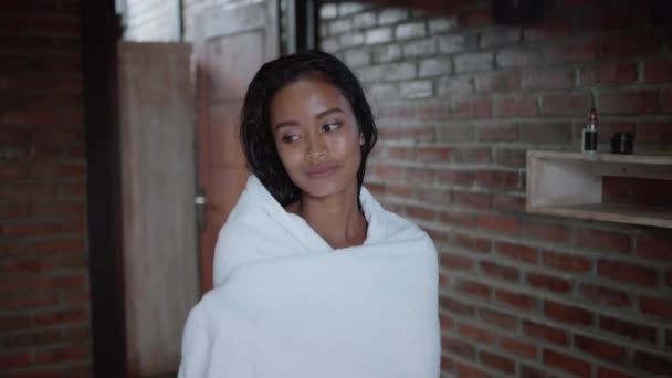 Piękna Pani Wychodzi Łazienki Obejmujące Jej Ciało Biały Ręcznik Portret — Wideo stockowe