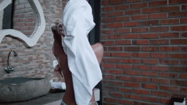 Schöne Dame Trocknet Ihre Haare Mit Einem Weißen Handtuch Nach — Stockvideo