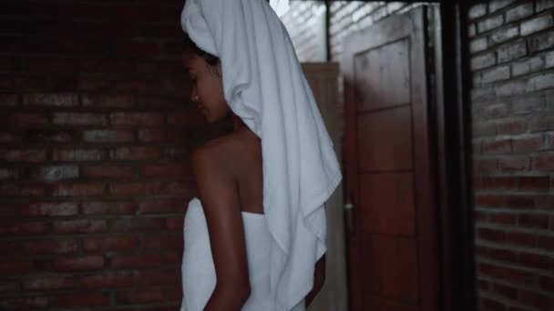 美しい女性は 彼女のアパートでシャワーの後リラックスした白いタオルで覆われて ファッションのモデルの屋内で少女の肖像画 — ストック動画