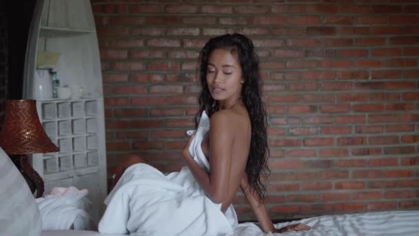 Όμορφη Κοπέλα Που Καλύπτονται Από Χαλαρωτικό Λευκή Πετσέτα Μετά Ντους — Αρχείο Βίντεο