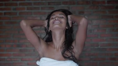 Güzel Bayan beyaz havlu rahatlatıcı duştan sonra onun dairesinde kaplı. Kapalı modeli kız moda portresi